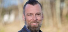 ”Vi kan ikke byde på en kontrakt, hvor vi på forhånd ved, at kravene ikke kan opfyldes. Udbuddets betingelser vil uundgåeligt presse både medarbejderne og prisen i en grad, der ikke er forsvarlig,” siger PreMeds adm. direktør Anders Vikke om, hvorfor PreMed trækker sig fra udbuddet.