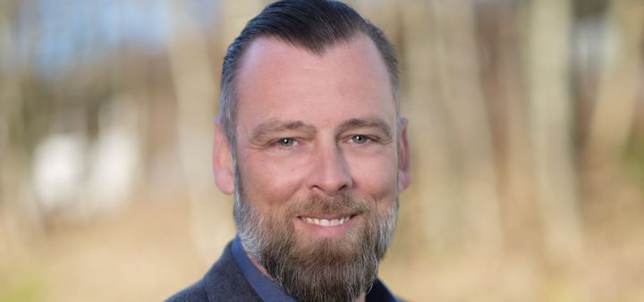 ”Vi kan ikke byde på en kontrakt, hvor vi på forhånd ved, at kravene ikke kan opfyldes. Udbuddets betingelser vil uundgåeligt presse både medarbejderne og prisen i en grad, der ikke er forsvarlig,” siger PreMeds adm. direktør Anders Vikke om, hvorfor PreMed trækker sig fra udbuddet.