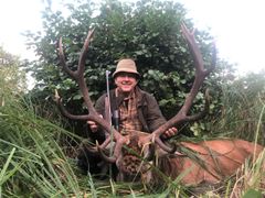 Henrik er glad for at gå på jagt, så fritiden bliver også brugt til at tage på jagt i Polen.