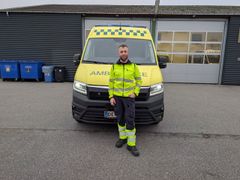 Som ambulancebehandler har Max mulighed for at tage døgnvagter, så han arbejder hvert fjerde døgn og har de andre dage fri.