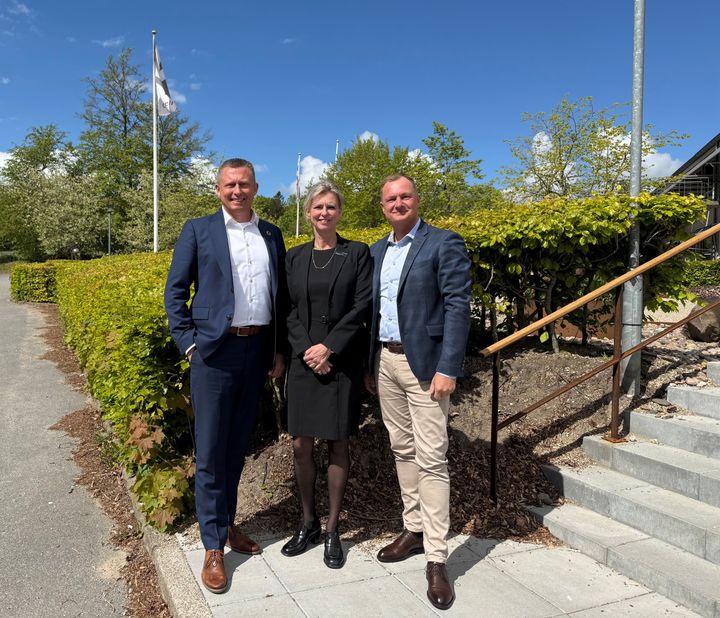 Fra venstre; CEO i Comwell koncernen Peter Schelde, hoteldirektør Mette Bonderup fra Comwell Hvide Hus Aalborg og Comwell Rebild Bakker samt kommende hoteldirektør på Comwell Rebild Bakker Ole Olsen