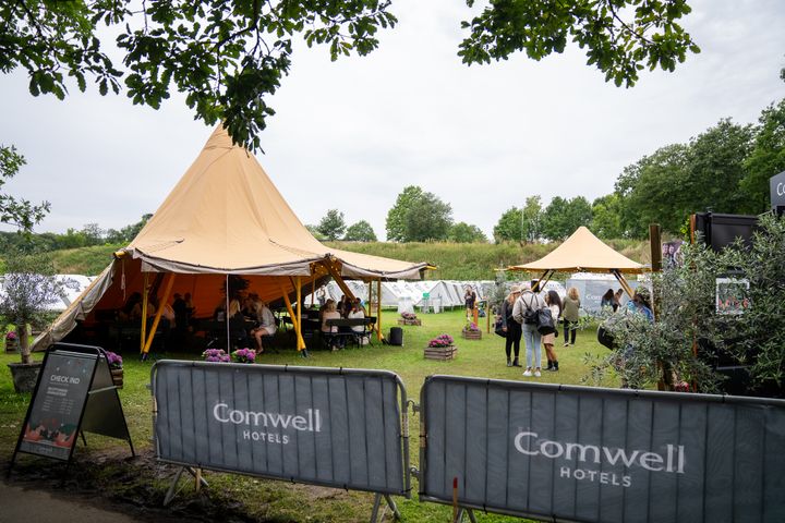 Comwell Hotels har sin egen camp med tenthouses og fællesområde på Smukfest.