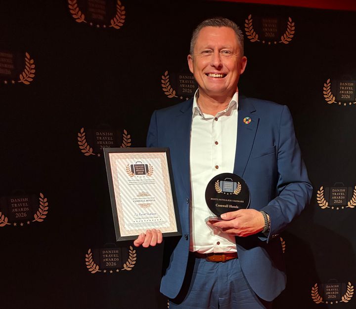 CEO Peter Schelde modtog prisen , da Comwell Hotels for andet år i træk blev kåret som Danmarks bedste hotelkæde ved Danish Travel Awards 2026.