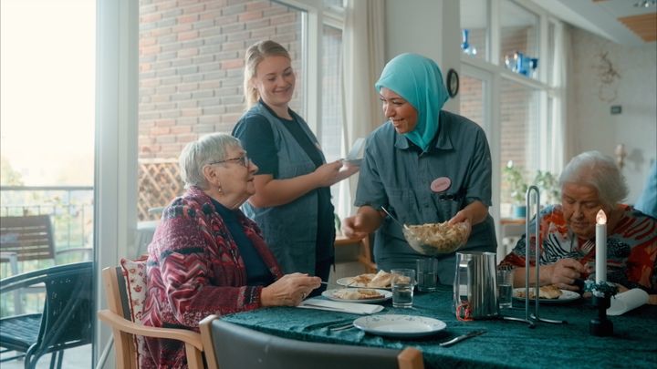 Spisetid på Bofællesskabet Korsvang i Assens, hvor frokosten serveres af social- og sundhedsassistent Latifah Adil El-Set.