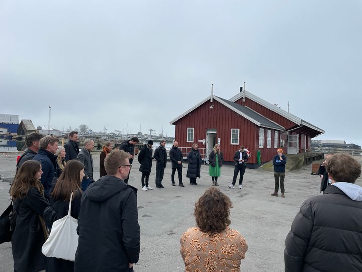 De fire udvalgte teams får en fælles introduktion til besigtigelsen af havneområdet, som skal omdannes til centrum for viden omkring Danmarks vandnatur.