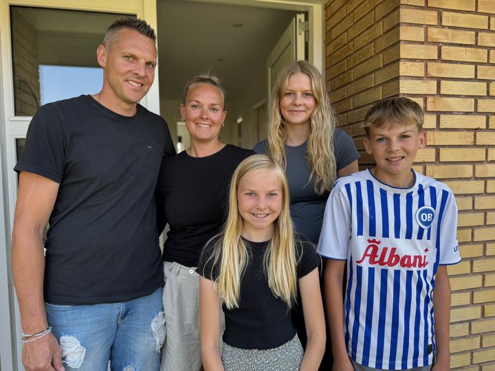 På en villavej i Aarup har Karina og Sten Klüver og deres tre børn, Amalia på 16, Willas på 13 og Silja på 11 år, siden marts 2024 åbnet deres hjem for en teenager.