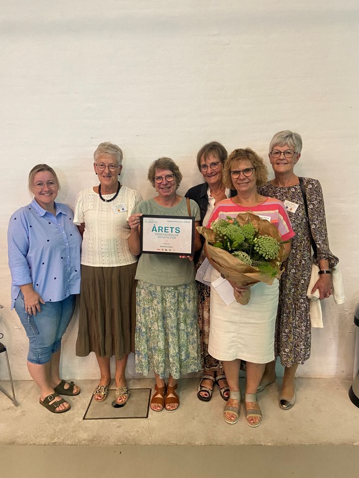 Foto fra venstre: Janne Abildtrup, Demenskonsulent, Karin Brøchner, Tovholder Demenscafé Assens, Lisbeth Lorensen, frivillig Demenscafé Assens, Birgit Drud, Tovholder Demenscafé Tommerup, Anne Grete Pilgaard, leder Aktivitet, Forebyggelse og Demens, Lone Vasegaard, Tovholder Demenscafé Aarup.