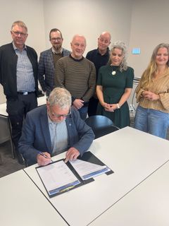 Ib W. Jensen, som er forperson for Den Lokale Trepart Lillebælt/Fyn, skriver under på aftalen.