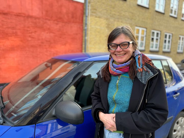 Parathjælper, Tine Bonham fra Assens, står klar til at hjælpe andre på valgdagen, når hun har fri fra arbejde.