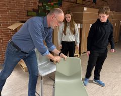 Elevrådet på Glamsbjergskolen har testet og valgt de 140 stole, som eleverne skal sidde på, når de spiser fælles frokost.