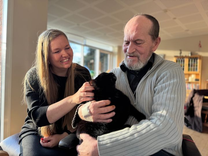 Leder Christina Thomsen (t.v.) sammen med Nis, der er beboer på Bofællesskabet Odensevej, og katten Nuller.