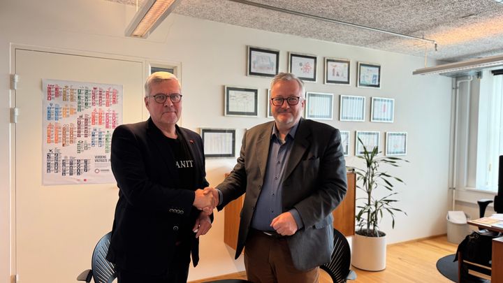 Formand for Røde Kors Kommunekreds Assens og borgmester i Assens Kommune Søren Steen Andersen underskriver samarbejdsaftalen om støtte og hjælp til sårbare borgere i tilfælde af større hændelser, hvor kommunens nødberedskab bliver aktiveret.