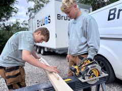 Lucas, som nu er i lære, arbejder sammen med virksomhedens nye juniormesterlæreelev, Niklas.