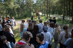 Foto fra vandreforestillingen Hjemstavn - en rejse i tid, sted og ophav, som her fandt sted i Grenå Plantage i efteråret 2024. Nu kan borgere i Norddjurs Kommune lytte til en podwalk og selv gå en tur i det smukke landskab og opleve lyd-tidskapslerne fra forestillingen.