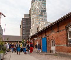 Foto fra Teater Fluks' forestilling Hjemstavn Sydhavn, som netop foregik påd eres egen hjemstavn i Sydhavnen i Aarhus. Onsdag d. 19. november indtages Sydhavnen af scenekunstnere fra hele Region Midt