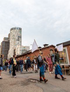 19. november indtages sydhavnen i Aarhus af scenekunstnere fra hele Region Midt. Fotoet er fra Teater Fluks' forestilling om netop Sydhavnen - Hjemstavn Sydhavn - Teater Fluks' egen hjemstavn