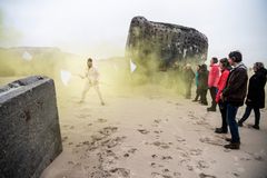 Fra Teater Fluks' forestilling Betonkadaver, der blev opført langs den jyske vestkyst i Thyborøn. Med afsæt i lokale fortællinger og stedets særlige historie skabte forestillingen en sanselig oplevelse i landskabet – en tilgang til sted, mennesker og fortælling, som også videreføres i Transito.