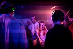 forestillingen kendetegnet ved Teater Fluks' poetiske, intime og sanselige tilgang til scenekunst.