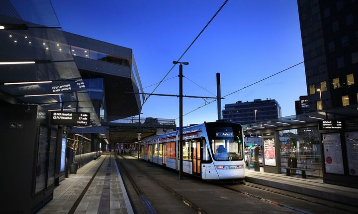 Transito forvandler Aarhus Letbane til et bevægeligt scenrum, hvor poesi, kunst og hverdagsliv mødes. Projektet er et samarbejde mellem tekstilkunstner Julie Bach, Teater Fluks og Aarhus Letbane.