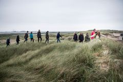 Fra Teater Fluks' forestilling Betonkadaver i Thyborøn. Gennem stedsspecifik scenekunst og sanselige oplevelser i landskabet undersøger Teater Fluks nye måder at møde historie, steder og mennesker på – en tilgang, der også præger Jyllandsslaget