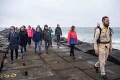 Fra Teater Fluks' forestilling Betonkadaver i Thyborøn. Gennem stedsspecifik scenekunst og sanselige oplevelser i landskabet undersøger Teater Fluks nye måder at møde historie, steder og mennesker på – en tilgang, der også præger Jyllandsslaget