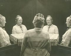 "”Vi er optagede af Anne Marie Carl-Nielsens vitalistiske blik og hendes evne til at finde bevægelse og liv i det, hun betragtede. I Lyden af… lytter vi til de materialer, hun arbejdede med," fortæller Teater Fluks om arbejdet med at bearbejde billedhyggeren Anne Marie Carl-Nielsens materialer til lyd