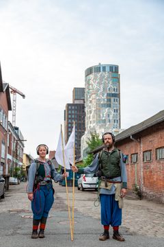 Teater Fluks står blandt andet bag vandreforestillingen Hjemstavn Sydhavn (2025), som foregik på Sydhavnen i Aarhus