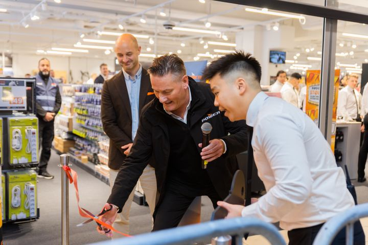 Adm. direktør Jesper Boysen og varehuschef Sammy Pham klipper snoren til POWER i Rødovre Centrum.