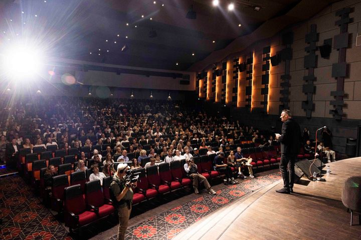 POWER-direktør Jesper Boysen byder velkommen til 700 gæster i Imperial-biografen torsdag aften. De er kommet for at få et smugkig på tv-reklameserien "Den forsvundne kuffert", hvoraf første afsnit bliver vist på TV 2 fredag aften kl. 20.