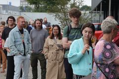 Kunder i kø kort ved POWER Odense kort før klokken 9.00 i morges.