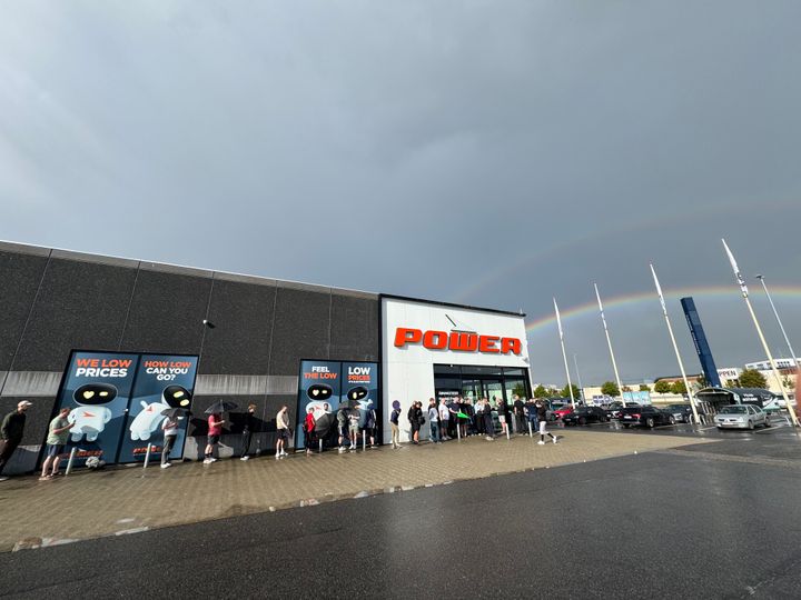Kunderne trodsede slagregn og stod i klar i køen, da POWER Aalborg klokken 9.00 i morges slog dørene op til POWERs landsdækkende 10-årsjubilæumskampagne.