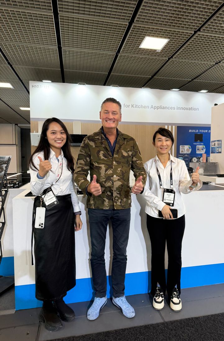 POWER-direktør Jesper Boysen sammen med Catherine Hu (tv), som var den første til at afsløre identitetstyveriet på sidste års IFA-messe. I dag har de indledt et samarbejde og har udviklet en ny kogeplade under POWERs egen mærkevareserie Point.