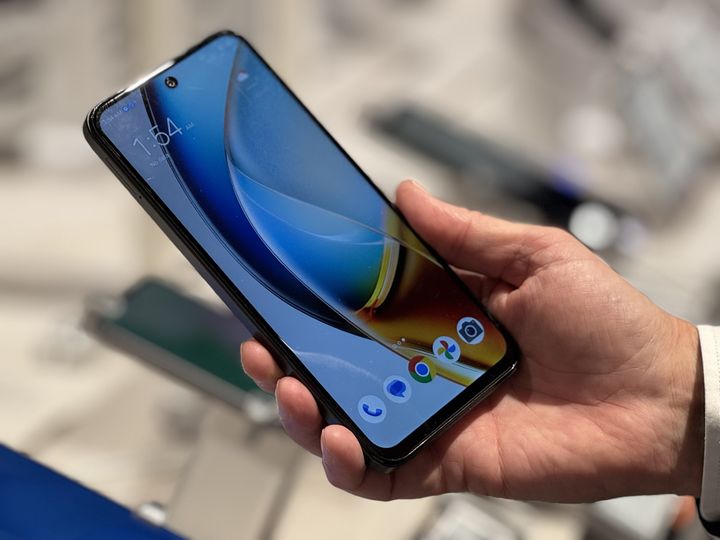 POWERs nyudviklede smartphone Cepter Mobil kommer i to modeller: Cepter Nivo A1, som kommer til at koste 899 kroner, imens den lidt større Nivo V2 kommer til at koste 1299 kroner.