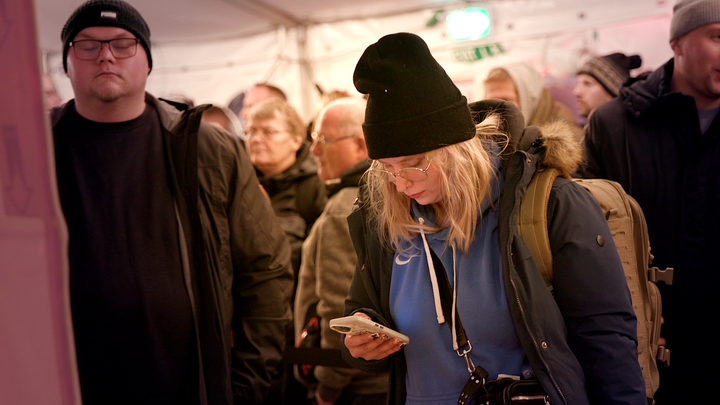 Første kunde i køen til åbningen af POWER Skive, Lykke Svenstrup Pehrson, stillede sig i kø mere end 11 timer før åbningen. Her er hun ved at tjekke køtilbuddene en sidste gang.