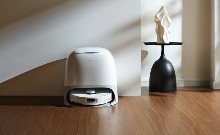 Elektronikkæden POWER har i løbet af det seneste år oplevet en 100 % stigning i salget af robotstøvsugere. Her ses en Roborock Qrevo Curv.