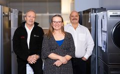 De tre kommende ejere overtager pr. 1. januar hvidevarevirksomheden Køle-Møller. Tilsammen har de allerede næsten 100 års erfaring i butikken. Fra venstre er det Lars Stanley Roos, Lotte Thier Larsen og Henrik John Møller.