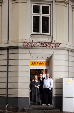 De tre nye ejere foran butikken, der ligger på H. C. Ørstedsvej på Frederiksberg i København. Butikken har tidligere været en del af El-Salg og Hvidt og Frit-kæden, men bliver fra 1. januar en del af Punkt1.