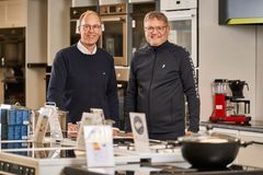 Jacob Bjerg Iversen (tv) overtager hvidevarebutikken i Nyborg pr. 1. januar 2026. Han ejer i forvejen Punkt1 i Odense. Jan Toftegaard (th) bliver herefter butiksbestyrer i Nyborg.