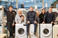 Jan Toftegaard og resten af medarbejderstaben fortsætter i butikken, selvom skiltet på facaden skifter til "Punkt1" ved årsskiftet.