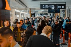 Køen snoede sig rundt på anden etage ved åbningen af POWER Fisketorvet.