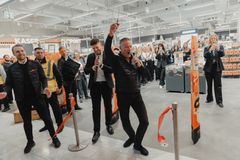 Jesper Boysen fejrer den officielle åbning af POWERs butik nr. 29.