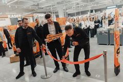 POWERs aministrerende direktør, Jesper Boysen, klipper snoren og åbner POWER Fisketorvet.