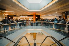 Køen snoede sig rundt på Fisketorvet - og oppe på tagparkeringen - da POWER Fisketorvet i dag åbnede.