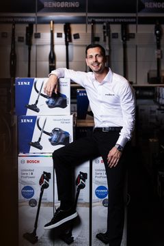 Salgschef i POWER, Daniel Olesen oplyser, at også de dyre airconditionanlæg er røget over disken i løbet af weekenden: "Folk køber rask væk anlæg til 4-6.000 kroner".