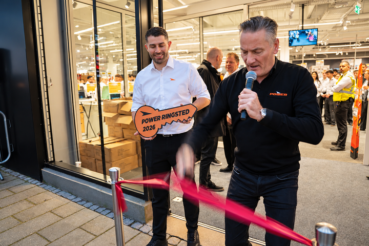 POWER-direktør Jesper Boysen klipper snoren til genåbningen af POWER Ringsted. I løbet af de første fem timer omsatte butikken for 10 millioner kroner. "POWER stempler igen ind i dansk detail som en modvægt. Danskerne vil stadig gerne de fysiske butikker. Basta. Det har vi i år vist på Fisketorvet, i Holbæk, Bruuns Galleri i Aarhus og Field’s i København - og nu her i Ringsted, siger Jesper Boysen, administrerende direktør i POWER.