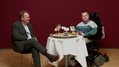 Lars Løkke Rasmussen sidder om et bord over for Andreas Strøm i et studie Han er en af de mange kendisser som tilsyneladende havde det sjovt, mens de blev udfordret af Andreas Strøm i programmet Spis eller sig sandheden på Spor23 - Muskelsvindfondens YouTube-kanal