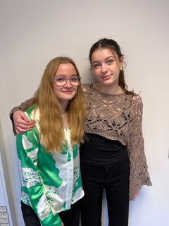 Sarah Kryhlmand og Amalie fra 10. klasse på Sankt Nikolaj Skole i Esbjerg.