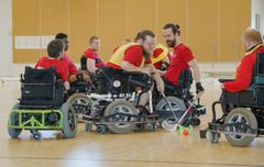 Spiller i kamp i Powerchair Hockey