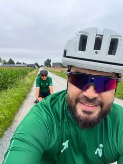 Daniel Svensson med cykelhjelm på farten