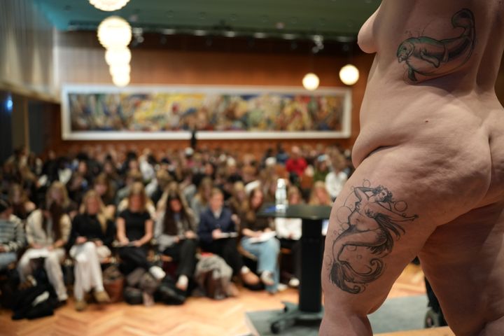 Pærfekt Croquis på gymnasium dec. 2025. Model ses bagfra og gymnasieeleverne tegner.